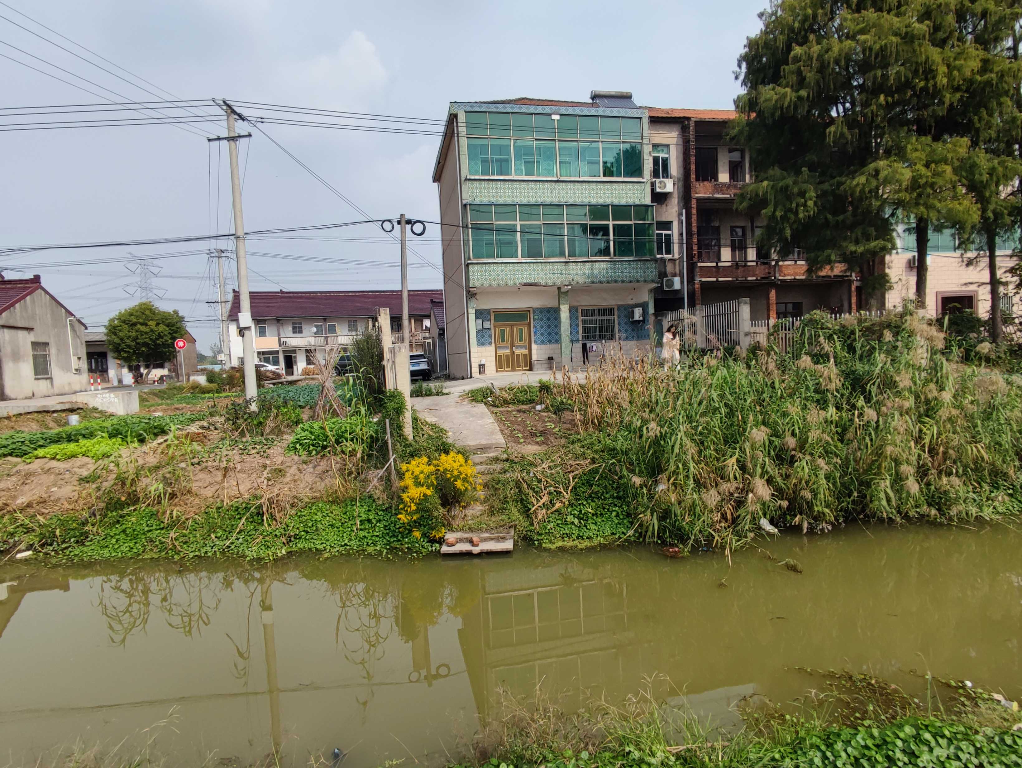 ​（编号：60372）上海奉贤三层农民房出租，门前有小河、菜地，建筑面积200多平，再加60平仓库，房间有6个，每层都有卫生间，室内简单装修，有家电、家具，3500每月#上海孙小白二手农民房 #农村房