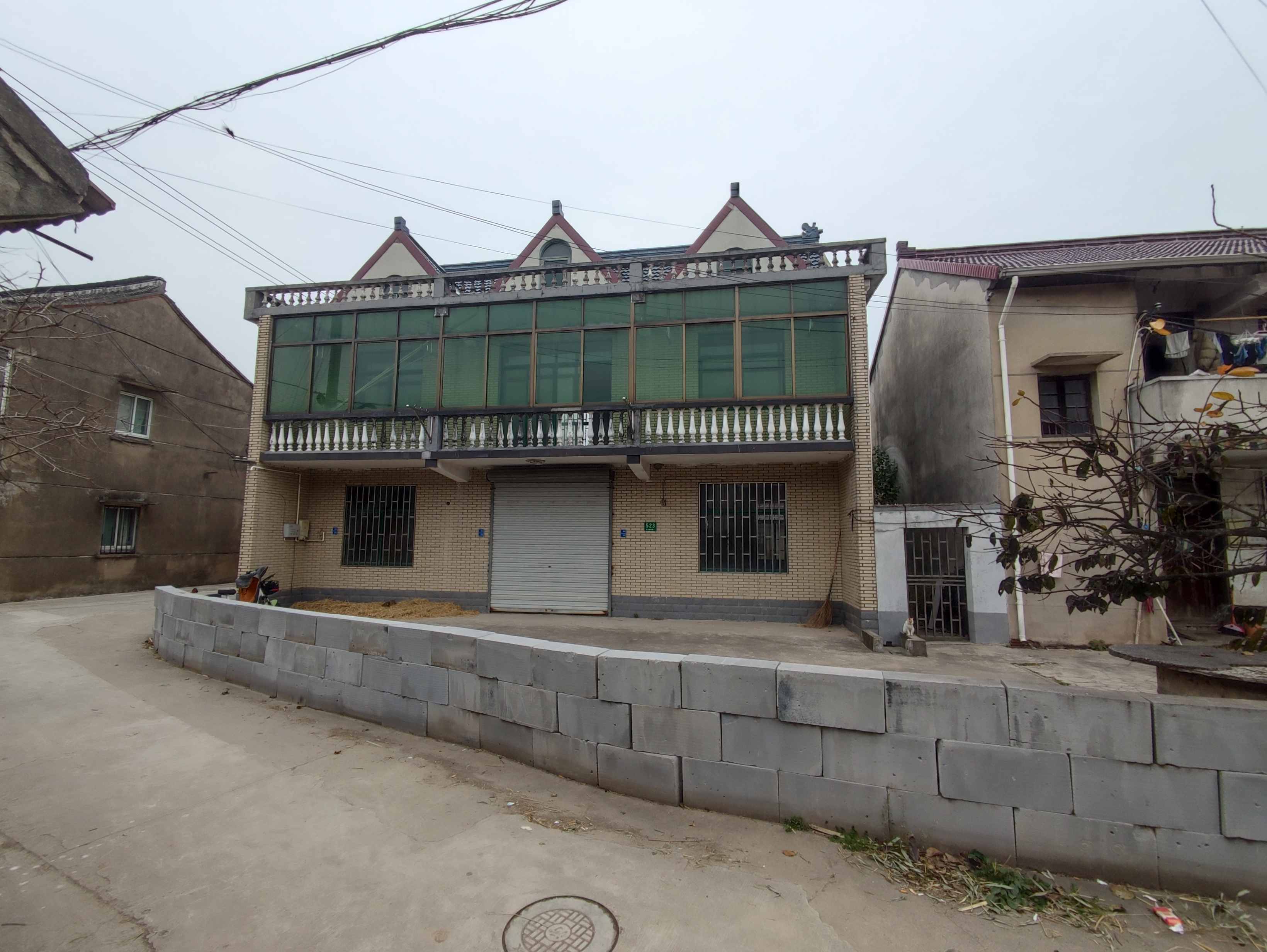 （编号：523）上海奉贤头桥两层乡下房，三上三下，占地面积250平，建筑面积270平，有院子95平，有菜地55平，离镇上3公里，交通方便，签15年，58万#上海孙小白长租农村房 #民宿租赁 #出租房自