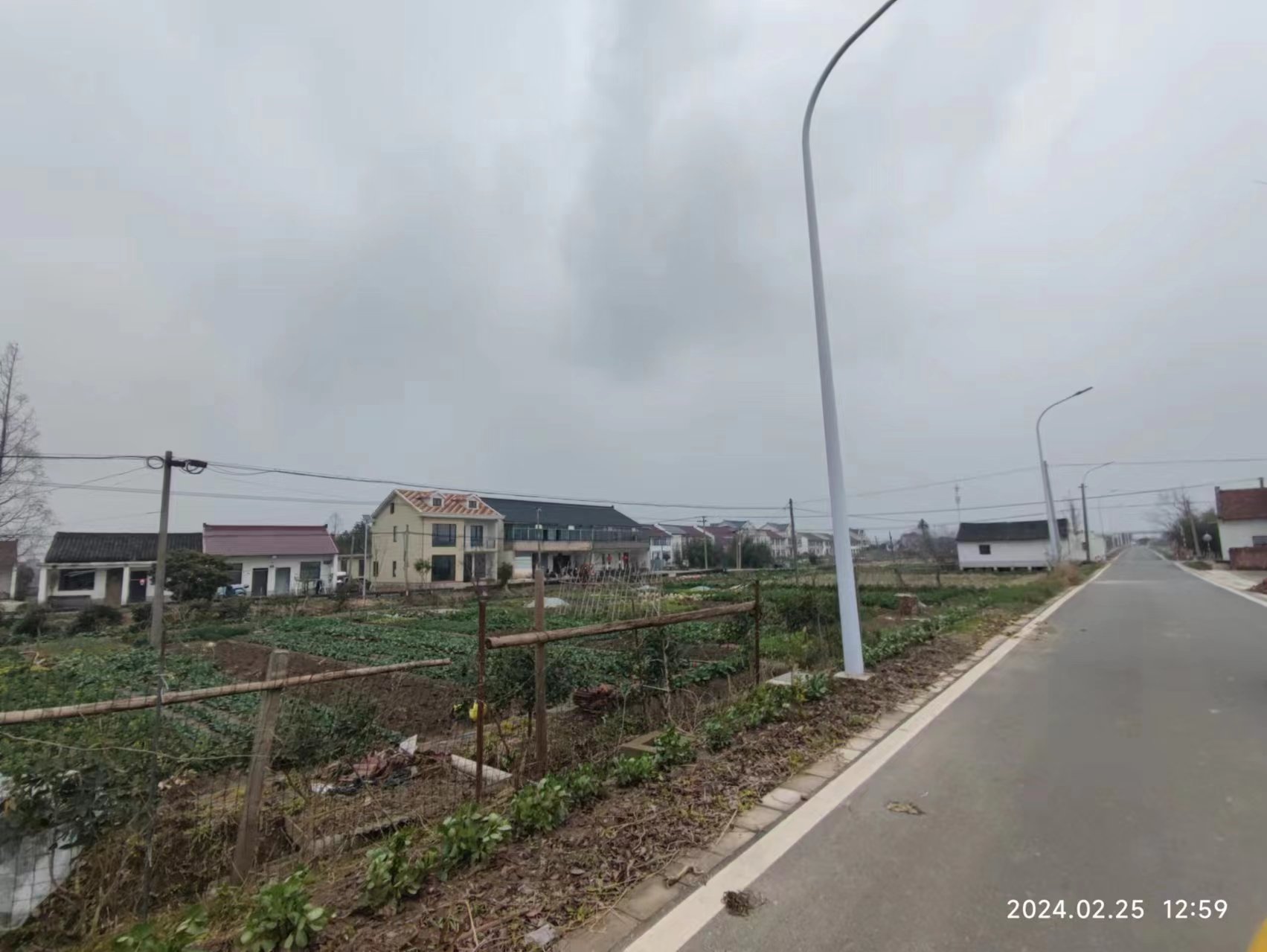 （编号：5012）上海奉贤泰日乡村小院，距离s3五百米，两开间两层半带两间平房，内部毛坯，有院子，有菜地，208万